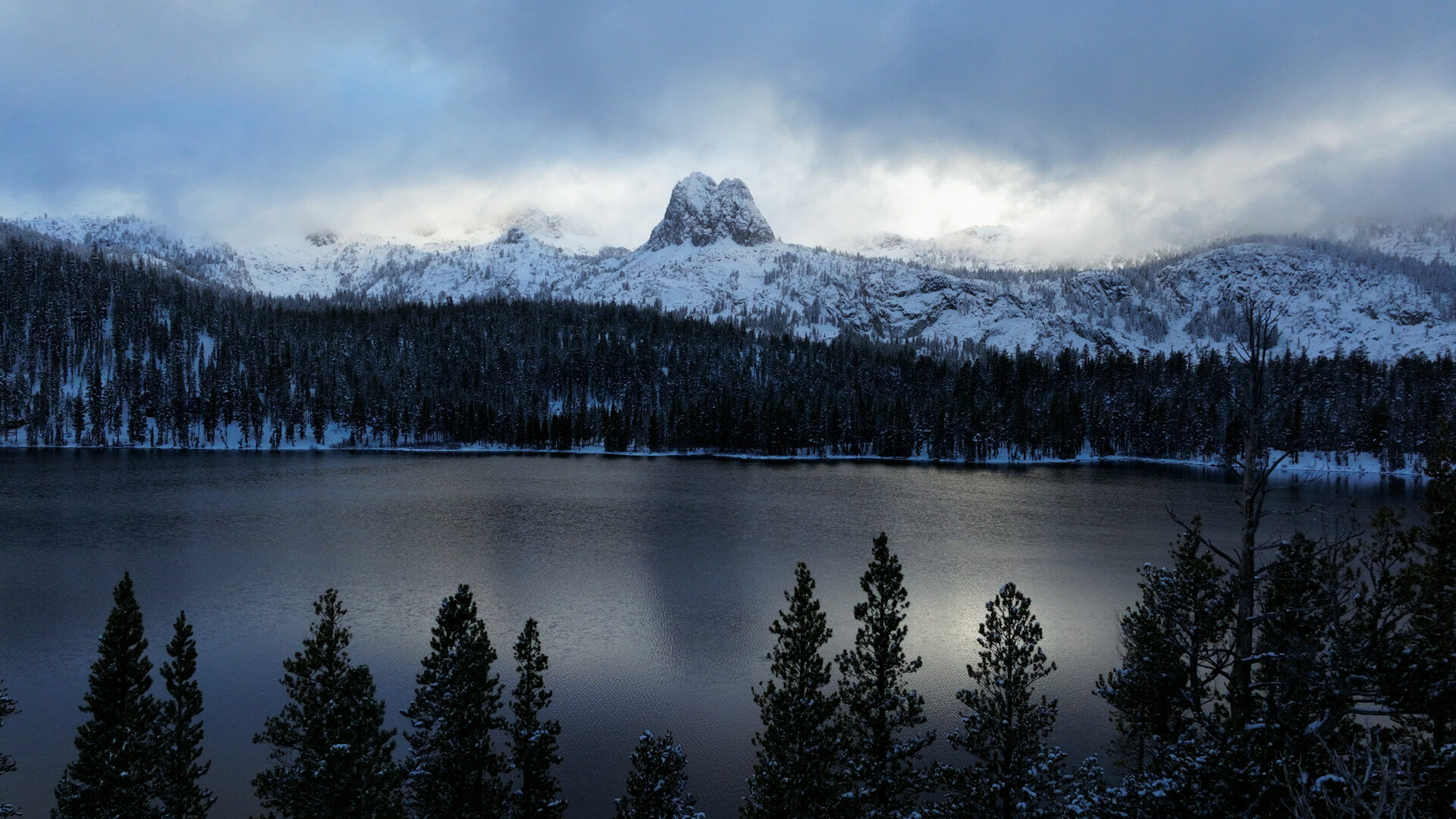 The frozen lake below Mammoth Mountain